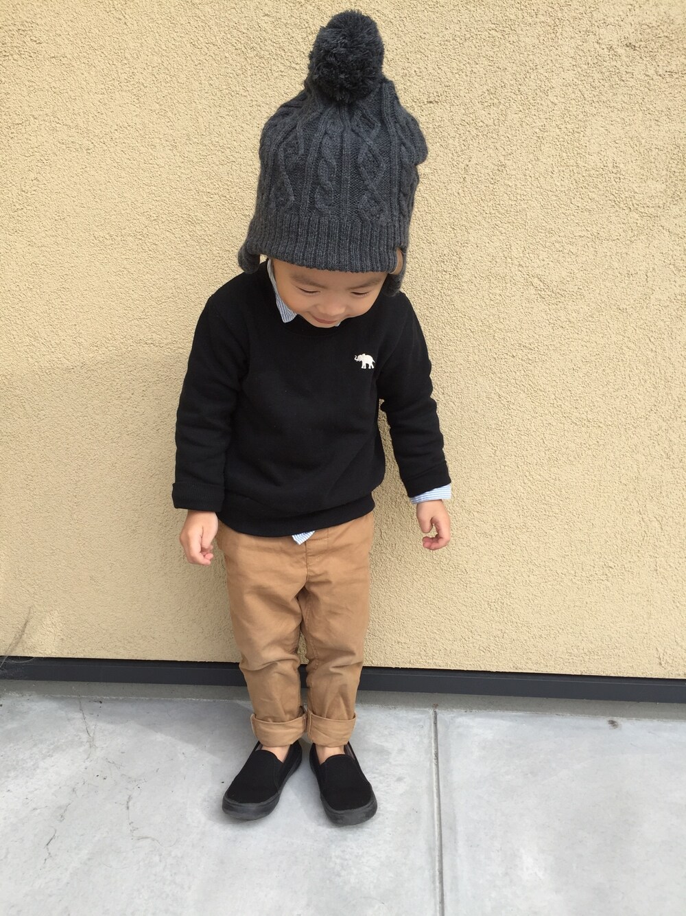 「男の子、キッズファッション、3歳、チノパン、スウェット、シャツスタイル、ニット帽」｜「西松屋のアイテム（スウェット、ブラック系）」を使った、mumuさん（キッズ・90cm）の冬コーディネートの1枚目の写真