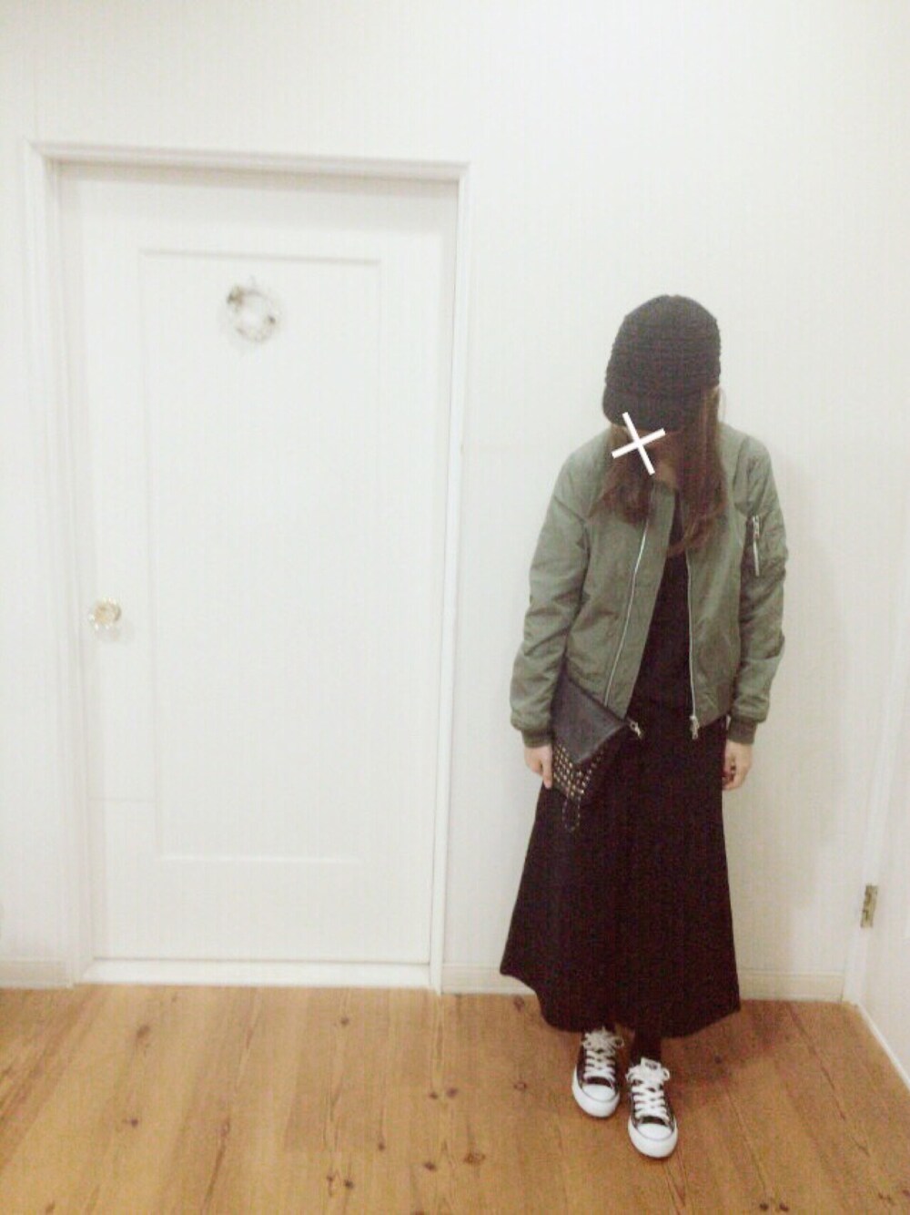 ブラック系のMA-1、ブラック系のニット/セーター、ブラック系のスカートを着用したレディースの冬コーディネートの1枚目の写真