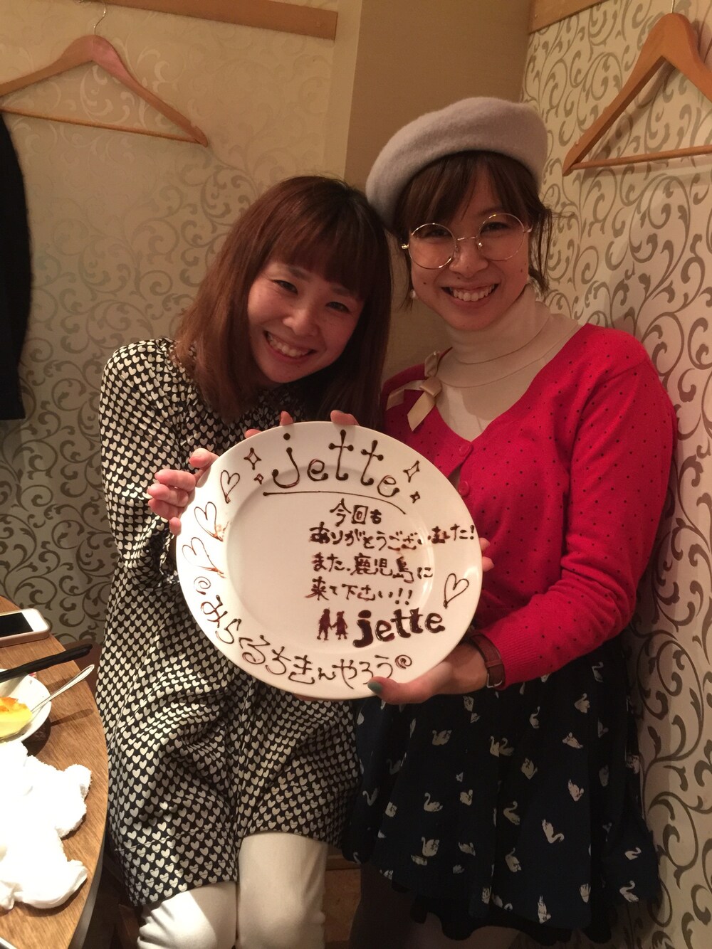 ベージュ系のTシャツ/カットソー、ブルー系のスカート、ブルー系のワンピースを着用したレディースの秋コーディネートの1枚目の写真
