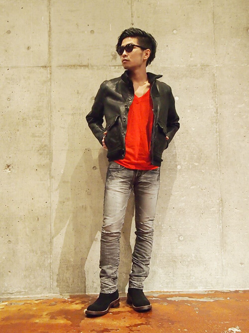 ブラック系のブルゾン、レッド系のTシャツ/カットソー、ブラック系のデニムパンツを着用したメンズの冬コーディネートの1枚目の写真