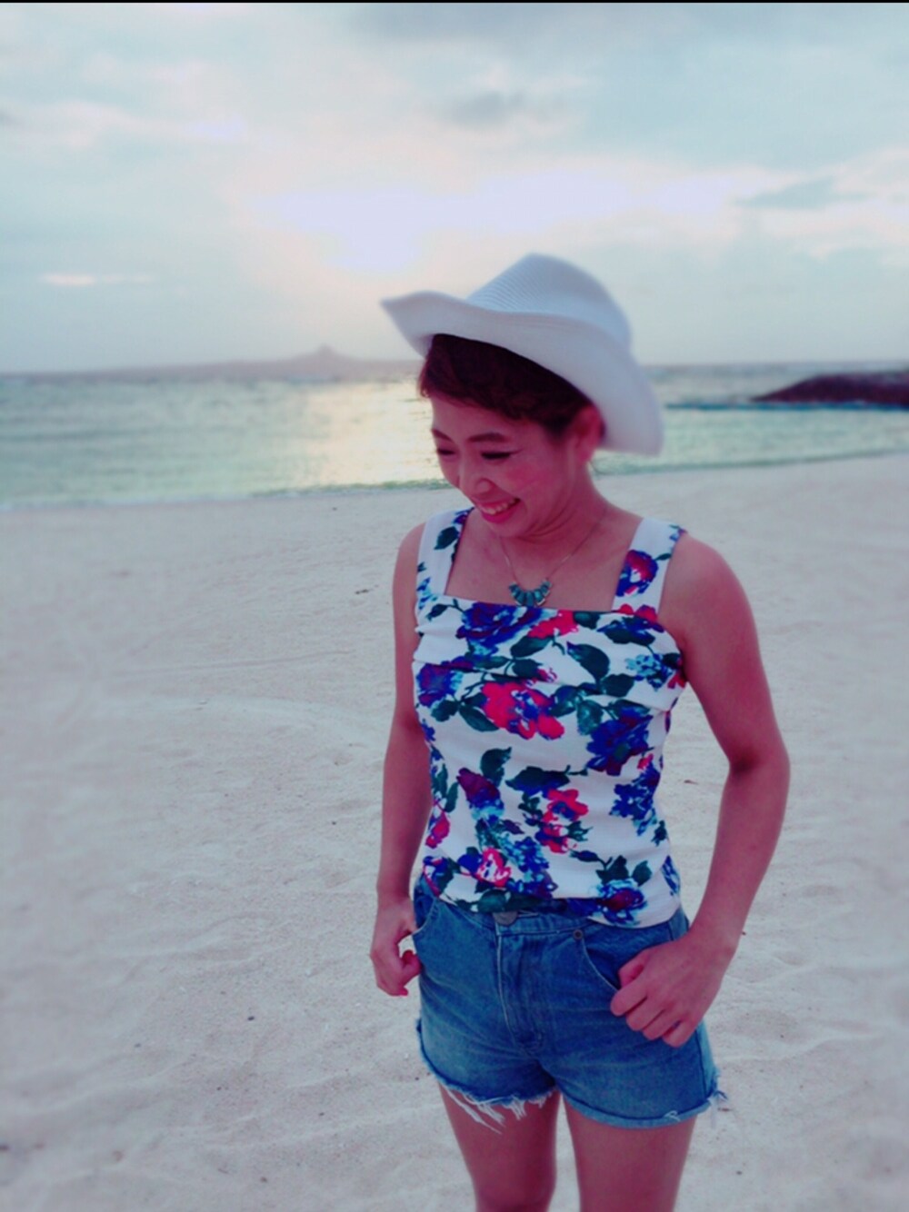 ブルー系のデニムパンツ、その他のTシャツ/カットソー、ホワイト系のハットを着用したレディースの夏コーディネートの1枚目の写真