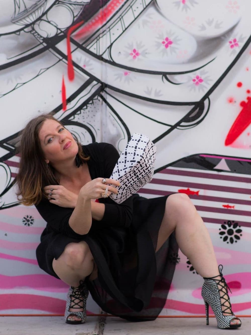 「dinnerdate_vogue、ootd、streetstyle、datenight、CantTouchThisStyle、I Love Heels、heels、NYC、streetart、graffiti」｜「H&Mのアイテム（スカート、ブラック系）」を使った、CantTouchThisStyleさん（レディース・160cm）の夏コーディネートの1枚目の写真