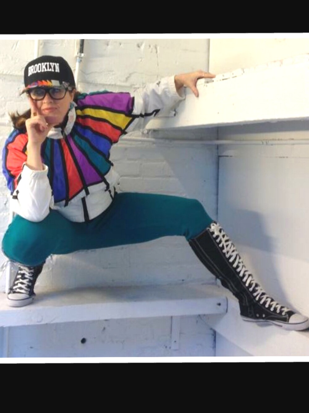 「R29ThrowbackBrandLove、old school、throwback、CantTouchThisStyle、STYLE、fashion、streetstyle、casual、NYC、street」｜「AliensOfBrooklynのアイテム（キャップ、ブラック系）」を使った、CantTouchThisStyleさん（レディース・160cm）の秋コーディネートの1枚目の写真