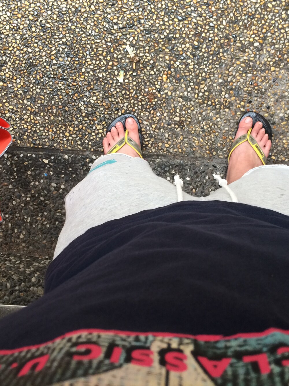 「NIKE NSWのアイテム（その他パンツ、グレー系）」を使った、安德魯黃さん（メンズ・174cm）の夏コーディネートの1枚目の写真