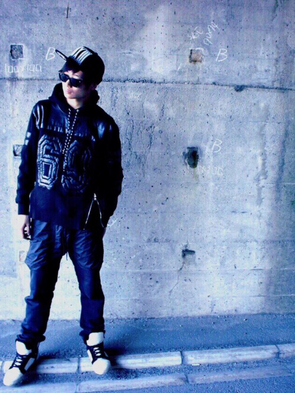 ブラック系のスウェット、ブラック系のパーカー、ブラック系のその他パンツを着用したメンズの春コーディネートの1枚目の写真