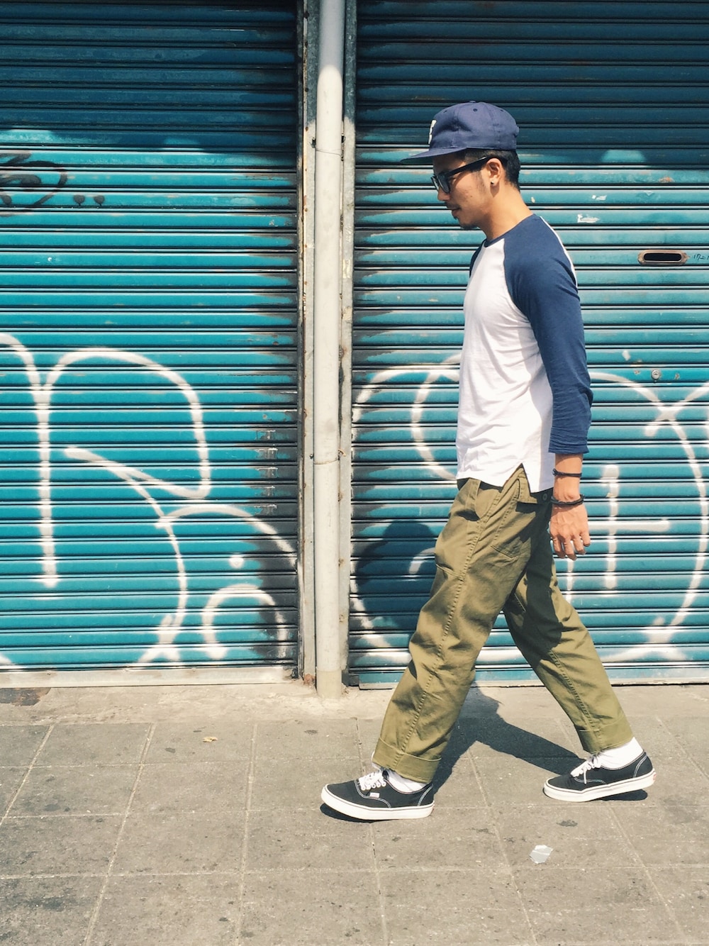 「Taiwan、Tシャツ、BEAMS、CA4LA、Baseball shirts、Bershka、BASEBALL CAP、VANS、TAIPEI」｜「Bershkaのアイテム（Tシャツ/カットソー、ホワイト系）」を使った、HsuJinWeiさん（メンズ・173cm）の秋コーディネートの1枚目の写真