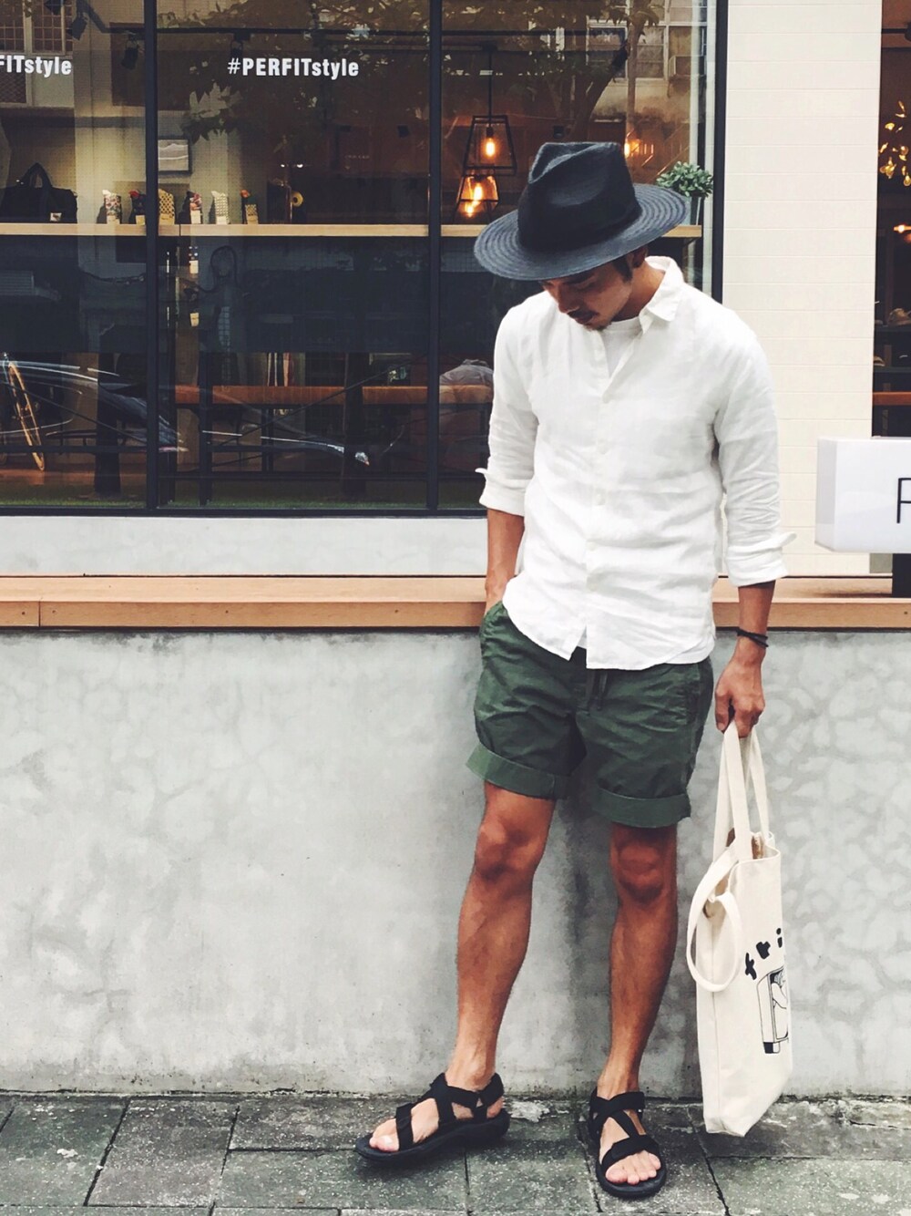 「夏コーデ、BEAMS、BMINGLIFESTOREbyBEAMS、shirts、AVIREX、Taiwan」｜「B:MING by BEAMSのアイテム（シャツ/ブラウス、ホワイト系）」を使った、HsuJinWeiさん（メンズ・173cm）の夏コーディネートの1枚目の写真