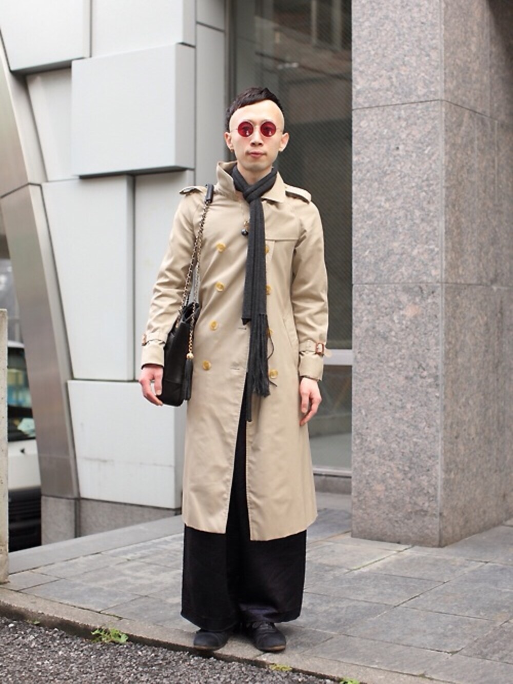 「BURBERRYのヴィンテージトレンチコート（トレンチコート、ベージュ系）」を使った、APOCRIFUさん（メンズ・169cm）の春コーディネートの1枚目の写真