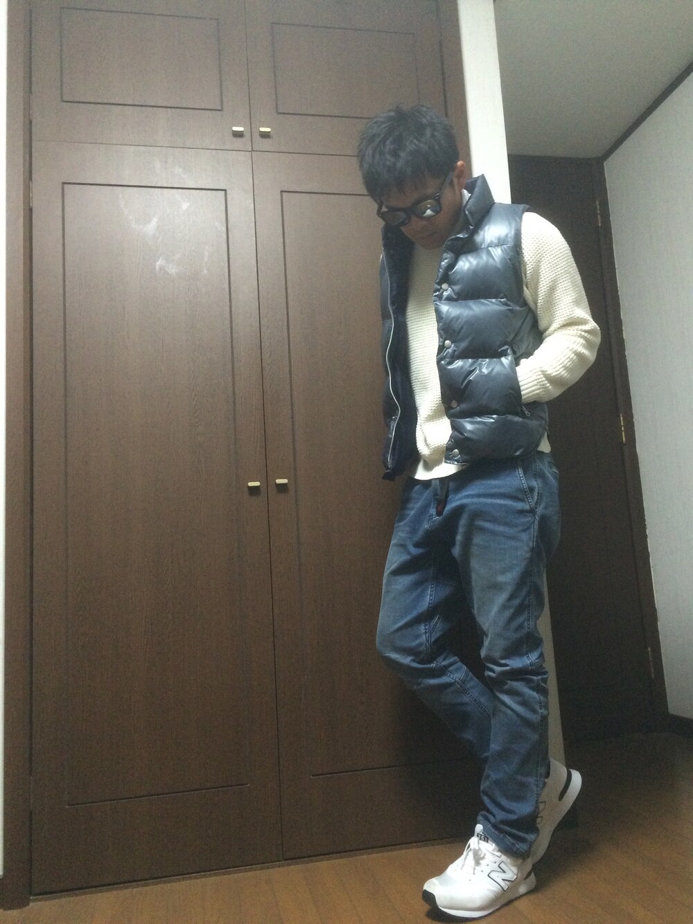 グレー系のベスト、ホワイト系のスニーカー、ホワイト系のTシャツ/カットソーを着用したメンズの春コーディネートの1枚目の写真