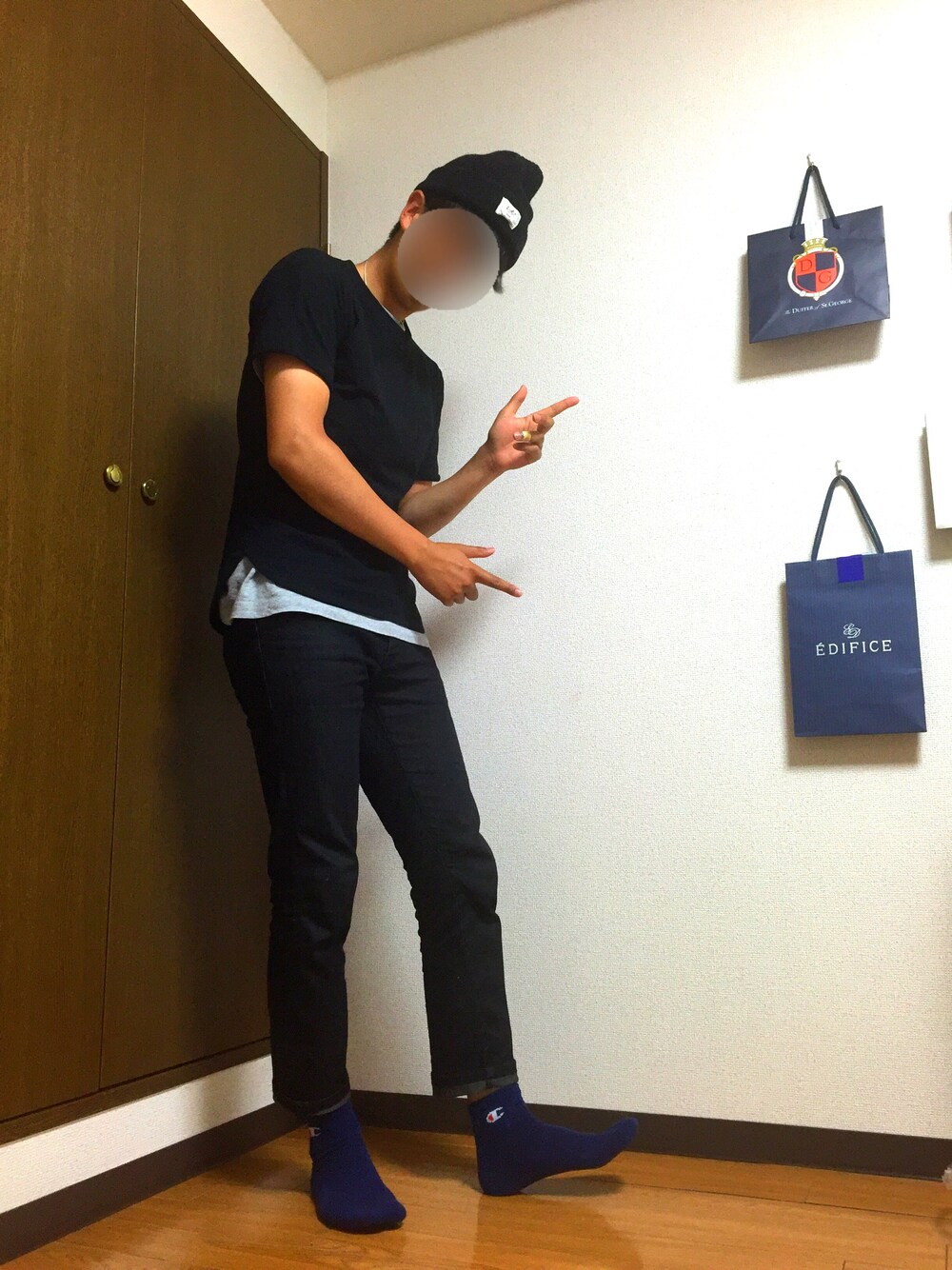 ブラック系のデニムパンツ、ブラック系のTシャツ/カットソー、グレー系のTシャツ/カットソーを着用したメンズの春コーディネートの1枚目の写真