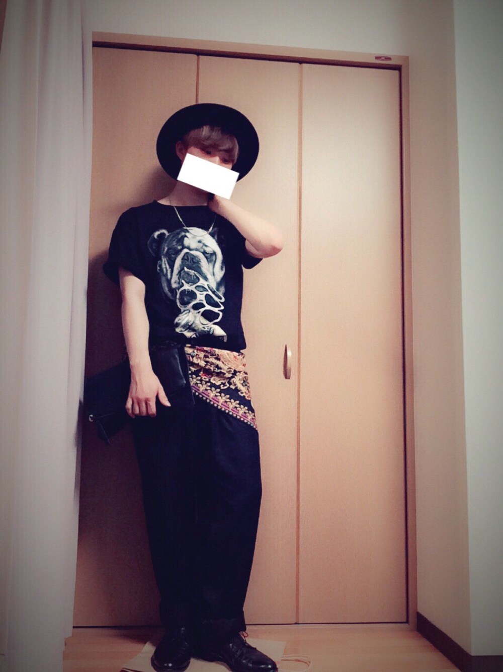 ブラック系のTシャツ/カットソー、ブラック系のクラッチバッグ、ブラック系のスラックスを着用したメンズの夏コーディネートの1枚目の写真