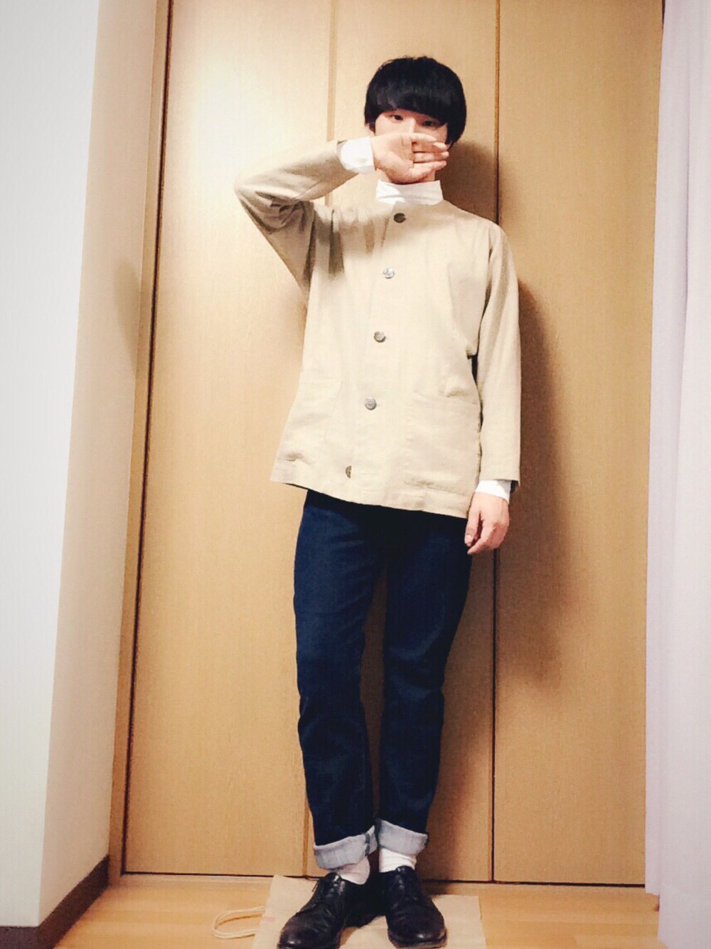 ホワイト系のTシャツ/カットソー、ベージュ系のテーラードジャケット、ブラック系のデニムパンツを着用したメンズの秋コーディネートの1枚目の写真