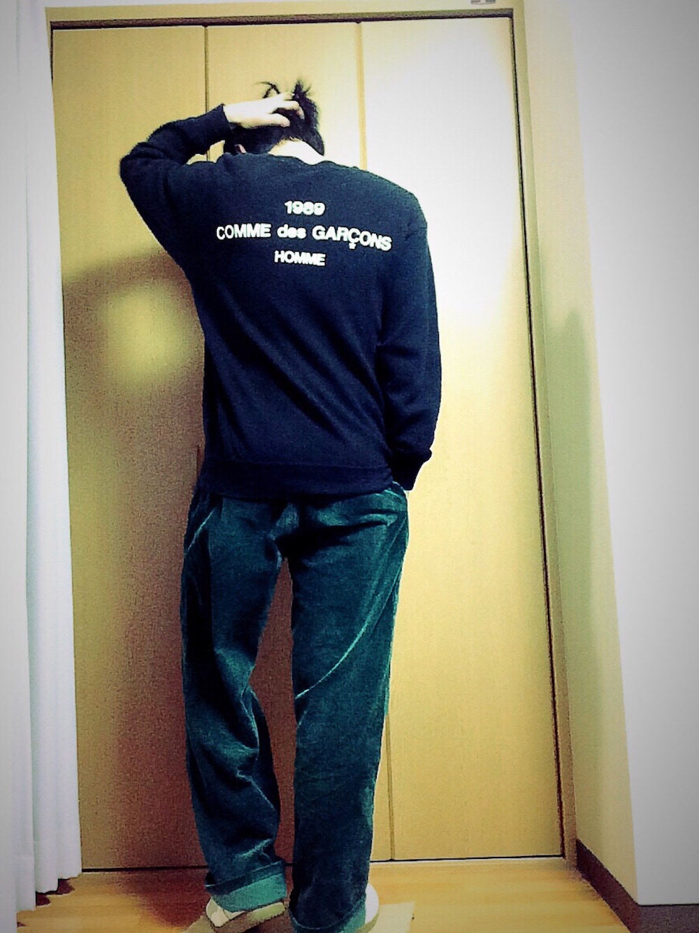 ブラック系のスウェット、グリーン系のその他パンツ、ホワイト系のその他シューズを着用したメンズの秋コーディネートの1枚目の写真