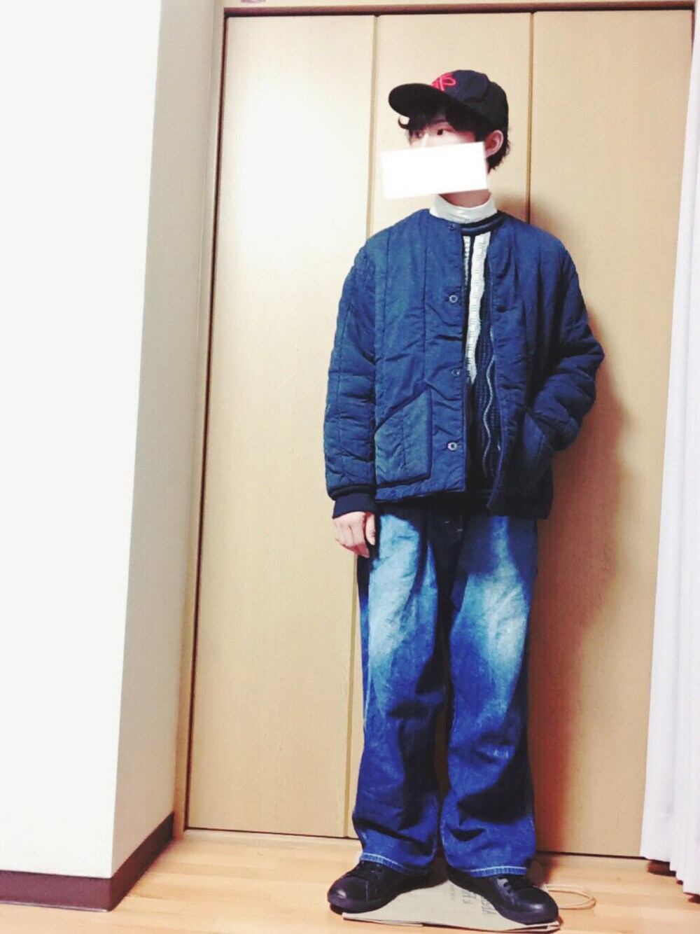 ホワイト系のTシャツ/カットソー、その他のニット/セーター、ブルー系のその他アウターを着用したメンズの冬コーディネートの1枚目の写真