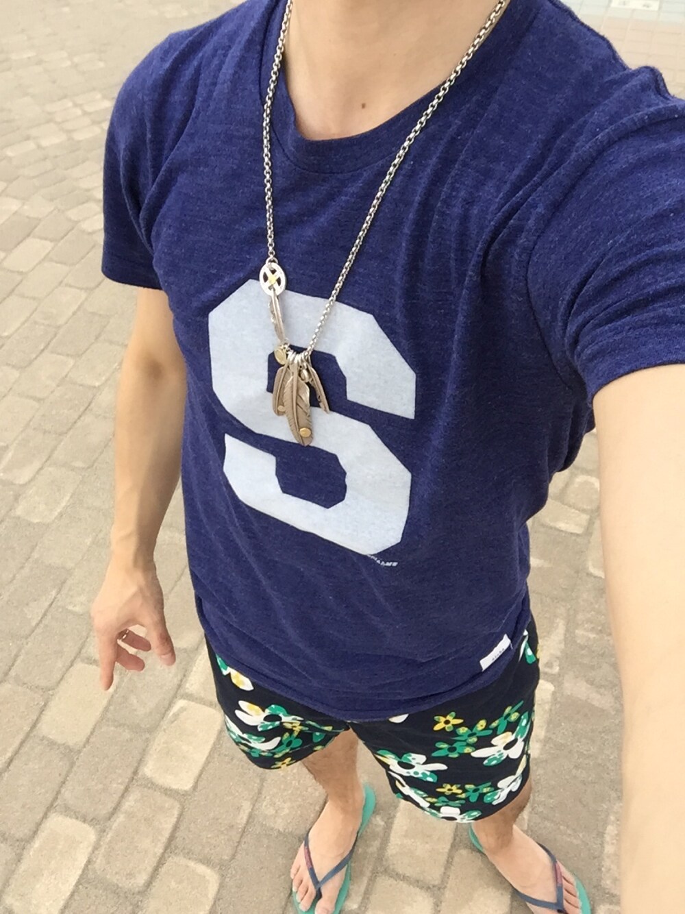 「海、FREAK’Ｓ STORE、Tシャツ、hawaii、specialme、havaianas、夏、短パン、シンプルコーデ」｜「STUDIO T&Yのアイテム（ネックレス、シルバー系）」を使った、mame3670さん（メンズ・165cm）の夏コーディネートの1枚目の写真