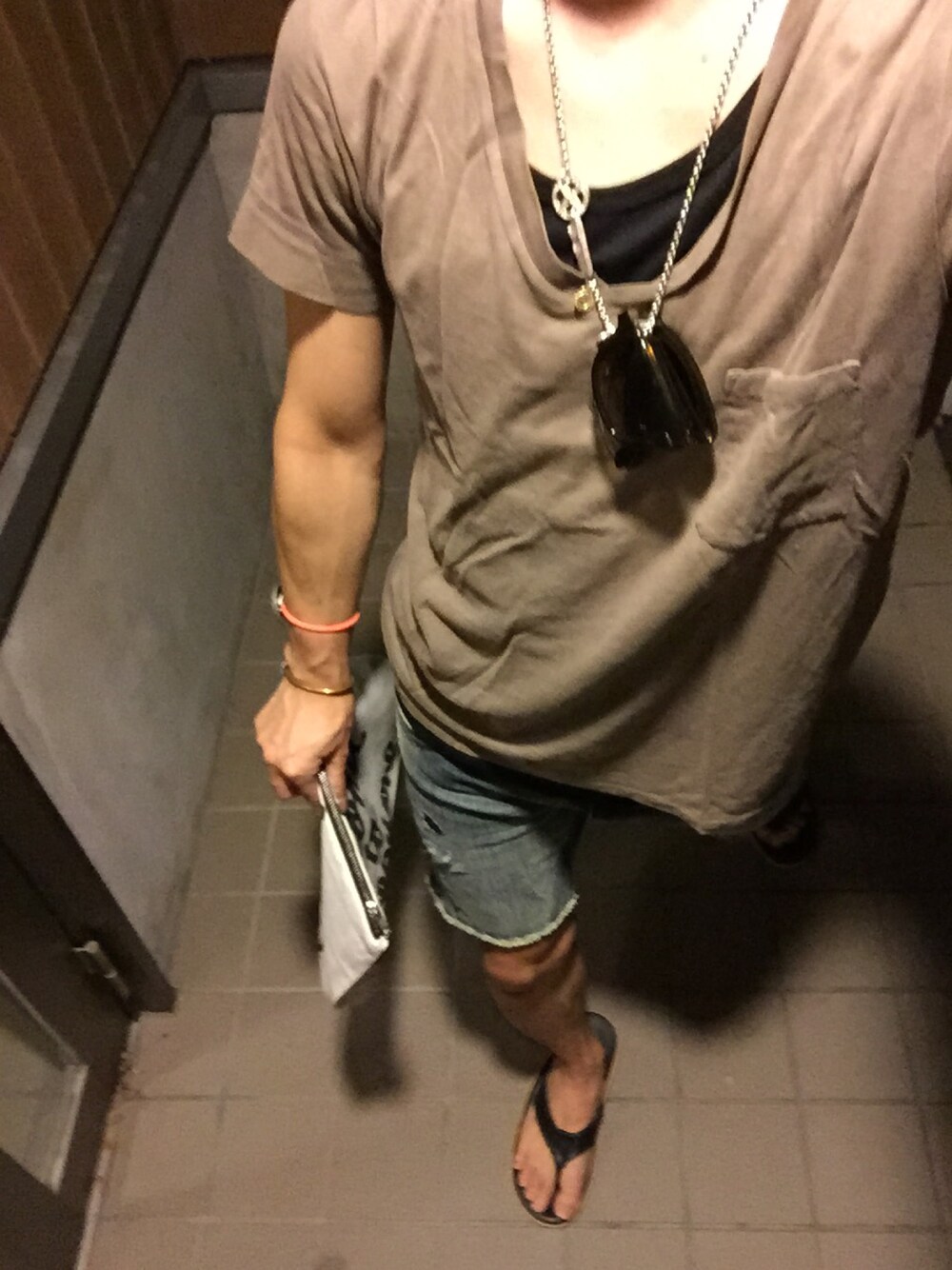 「実は被ってます。、若作りサークル、海、summer、夏コーデ、ティーシャツ、短パン、ショートパンツ、H&M、N.HOOLYWOOD」｜「N.HOOLYWOODのアイテム（Tシャツ/カットソー、ベージュ系）」を使った、mame3670さん（メンズ・165cm）の夏コーディネートの1枚目の写真