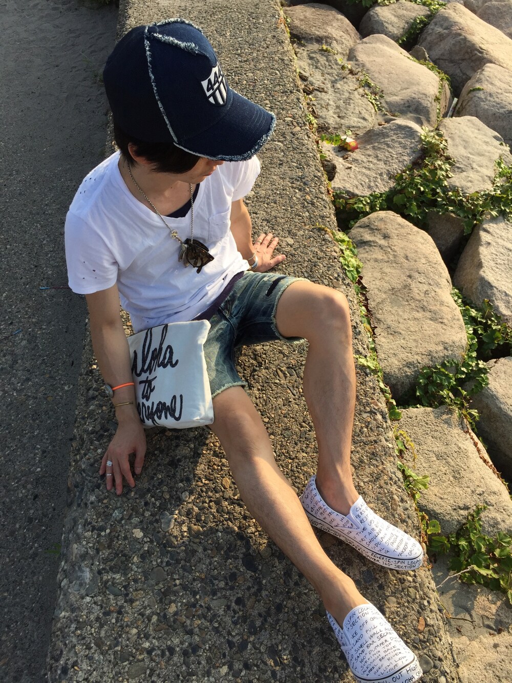 「実は被ってます。、Ron Herman、ロンハーマン、白ティー、H&M、クラッチバッグ、summer、夏コーデ、日焼け、海」｜「YOSHINORI KOTAKE DESIGNのYOSHINORI KOTAKE DESIGN キャップ（キャップ、ブルー系）」を使った、mame3670さん（メンズ・165cm）の夏コーディネートの1枚目の写真