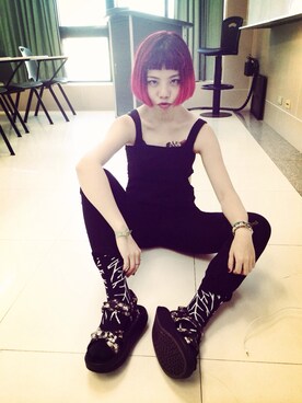 「アイテム（バングル/リストバンド）」を使った、amber さん（レディース・158cm・10代）の秋コーディネート