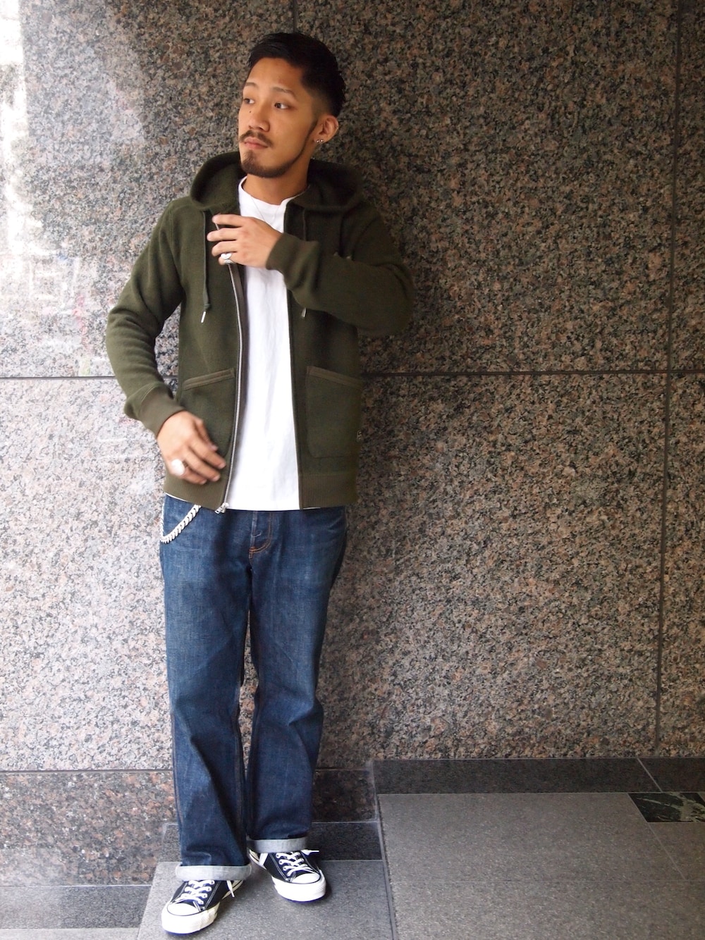 グリーン系のその他トップス、ブルー系のデニムパンツ、ホワイト系のTシャツ/カットソーを着用したメンズの秋コーディネートの1枚目の写真