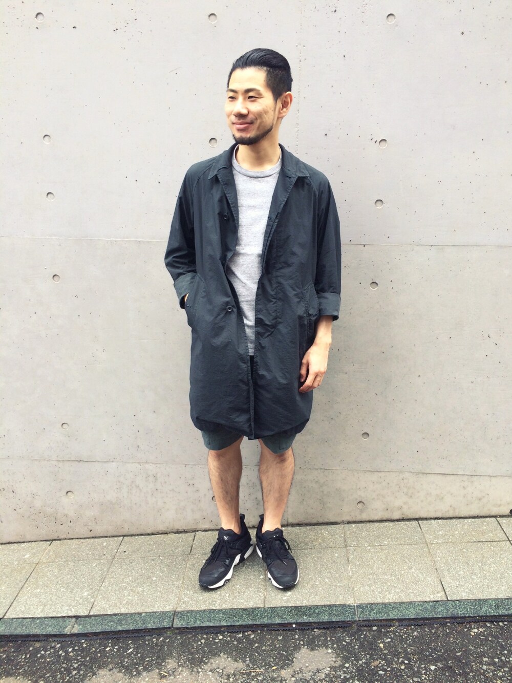 ブラック系のスニーカー、ブルー系のダウンジャケット/コート、グリーン系のその他パンツを着用したメンズの夏コーディネートの1枚目の写真