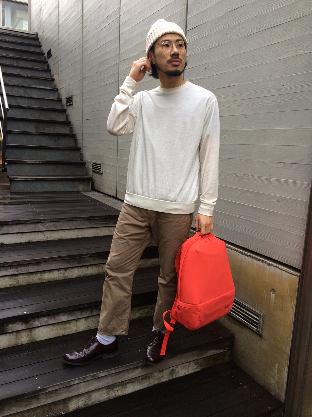 ホワイト系のTシャツ/カットソー、レッド系のバックパック/リュックを着用したメンズの秋コーディネートの1枚目の写真