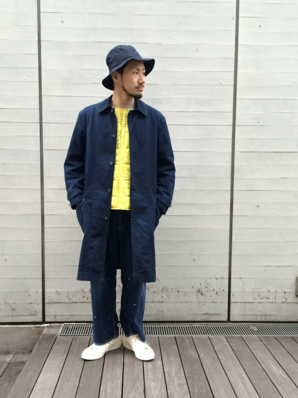 イエロー系のその他トップス、ブルー系のダウンジャケット/コート、ブルー系のその他パンツを着用したメンズの春コーディネートの1枚目の写真