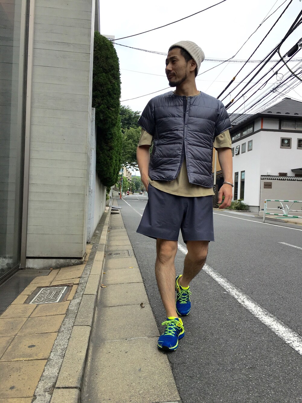 グレー系のその他トップス、ベージュ系のTシャツ/カットソー、グレー系のその他パンツを着用したメンズの春コーディネートの1枚目の写真