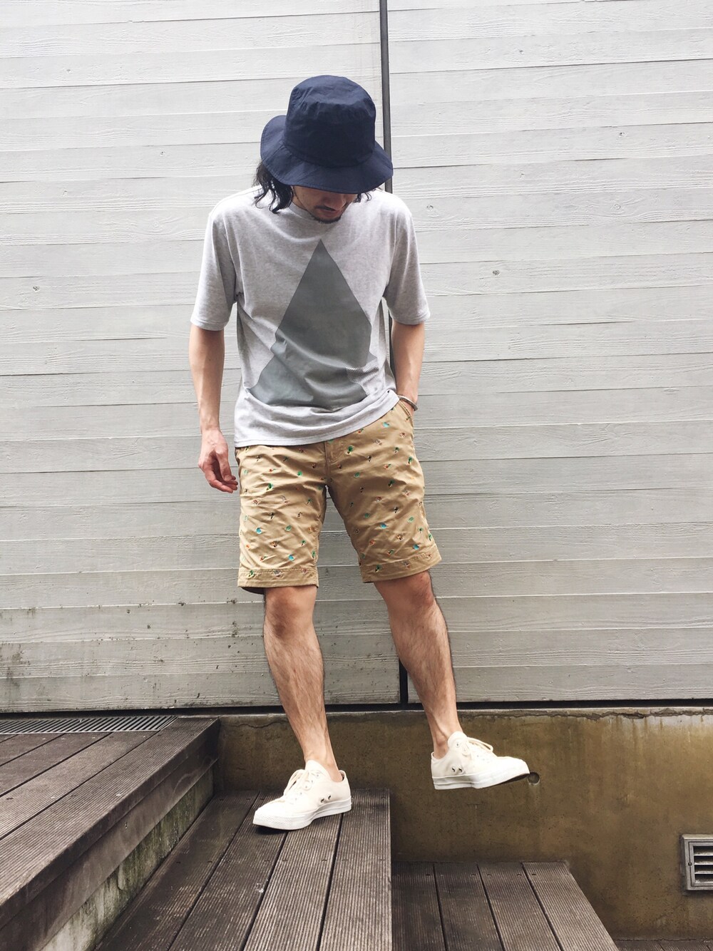 グレー系のTシャツ/カットソー、ベージュ系のその他パンツ、ホワイト系のスニーカーを着用したメンズの夏コーディネートの1枚目の写真
