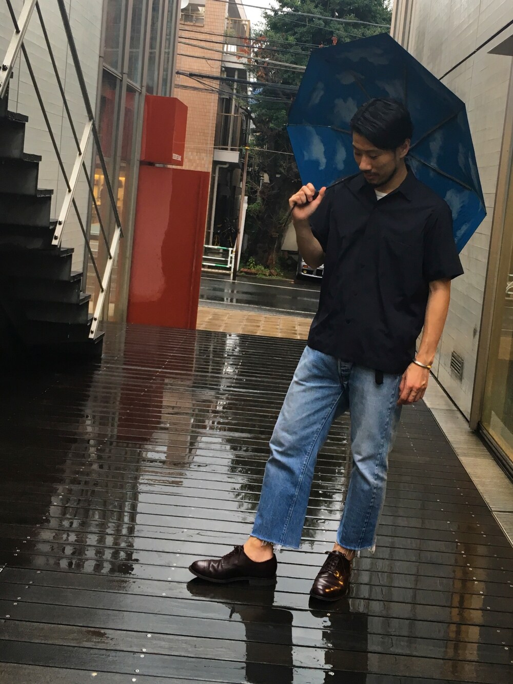 ブルー系のシャツ/ブラウス、ブルー系のデニムパンツ、ブラウン系のドレスシューズを着用したメンズの夏コーディネートの1枚目の写真