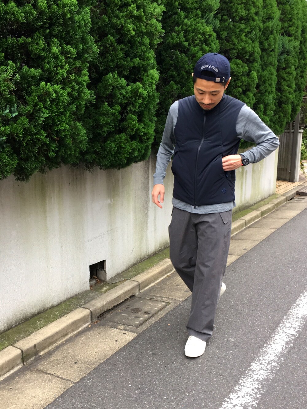 グレー系のニット/セーター、グレー系のその他パンツ、ブルー系のベストを着用したメンズの秋コーディネートの1枚目の写真