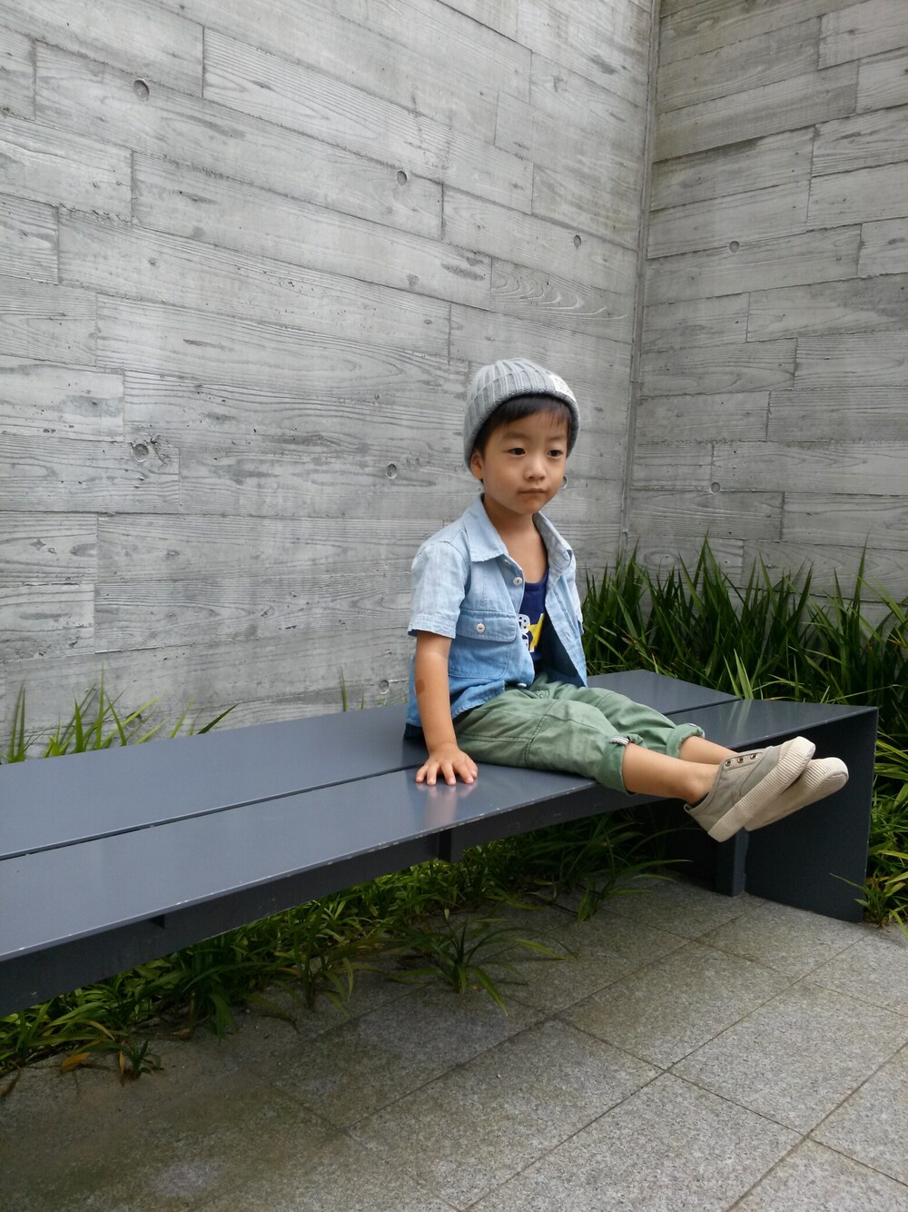 「ニット帽、デニムシャツ、カーゴパンツ、カーキ、キッズコーデ、秋、男の子、弟コーデ」｜「H&Mのアイテム（パンツ、グリーン系）」を使った、ninaさん（キッズ・120cm）の秋コーディネートの1枚目の写真