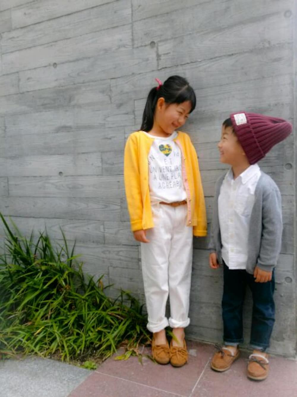 「春コーデ、kidsfashion、カーディガン、姉弟、ホワイトデニム、白シャツ、モカシン、デニム、女の子、男の子」｜「GUのアイテム（カーディガン/ボレロ、イエロー系）」を使った、ninaさん（キッズ・120cm）の春コーディネートの1枚目の写真