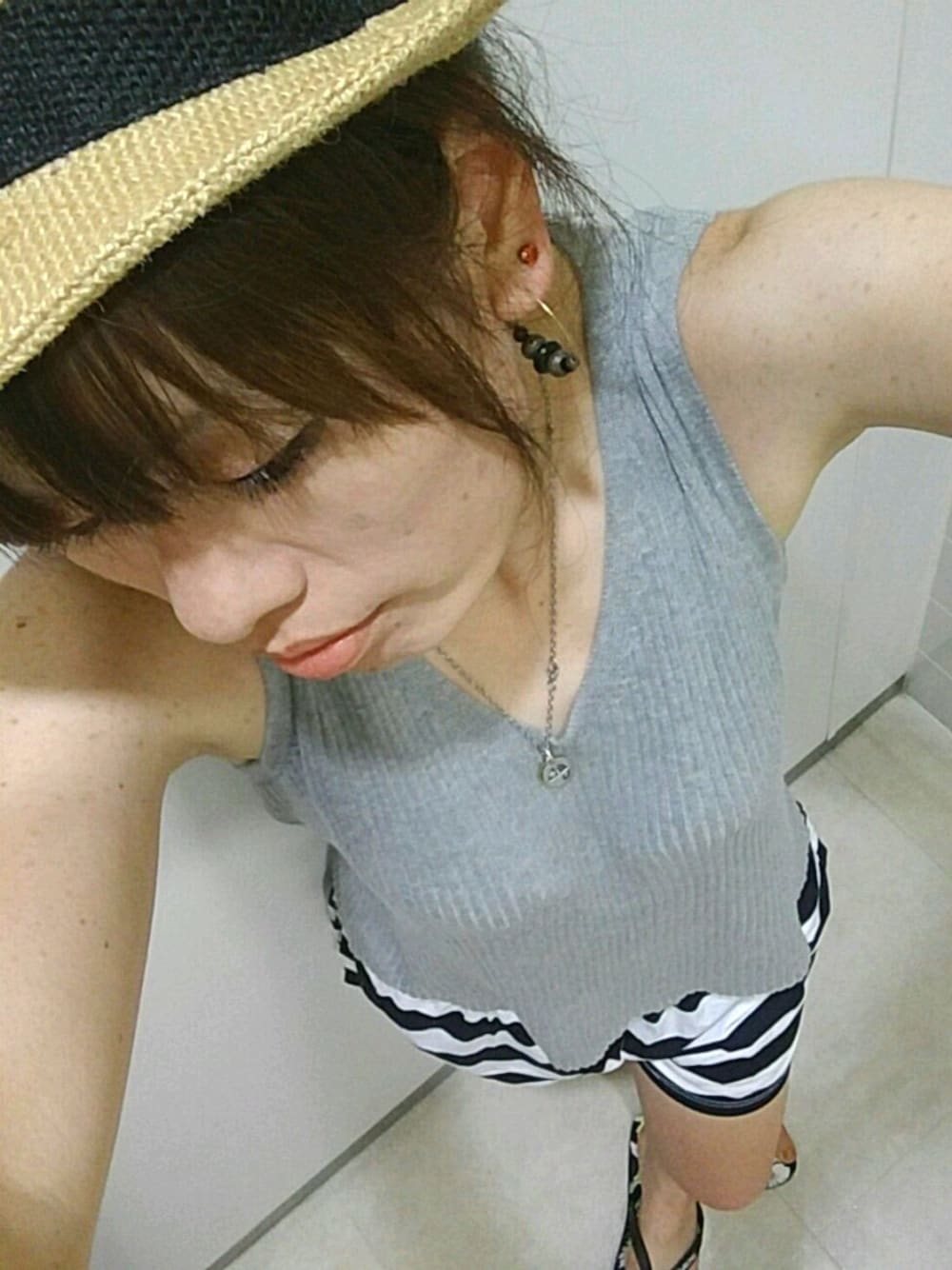 ホワイト系のその他パンツ、グレー系のタンクトップ、ベージュ系のハットを着用したレディースの夏コーディネートの1枚目の写真