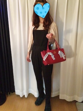 「黒パンツ」｜「アイテム（サロペット/オーバーオール）」を使った、もちこさん（レディース・159cm）の春コーディネート