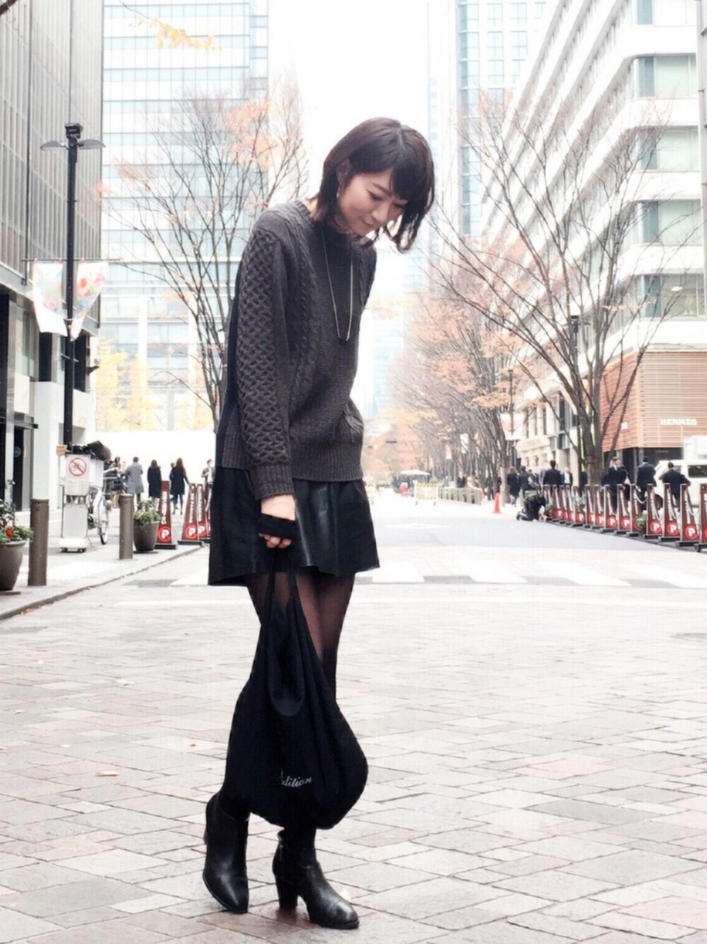 グレー系のニット/セーター、ブラック系のネックレス、その他のその他を着用したレディースの冬コーディネートの1枚目の写真