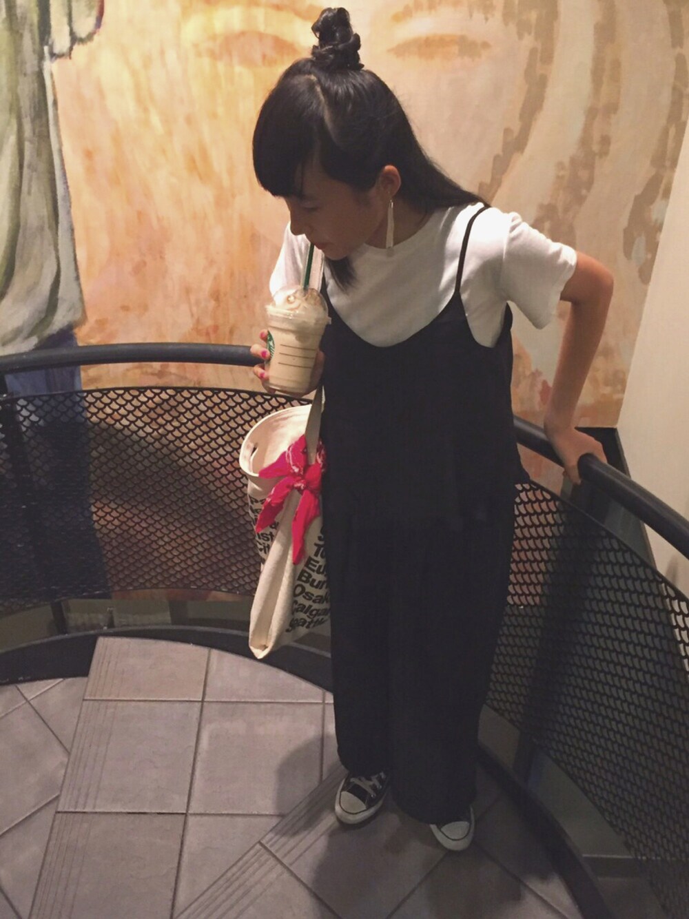 「LOWRYS FARM、コンバース、スニーカー、白Tシャツ、シンプルスタイル」｜「LOWRYS FARMのキャミワイドパンツ２Ｐ／２　725070 （つなぎ/オールインワン、ブラック系）」を使った、nana  さん（レディース・158cm）の夏コーディネートの1枚目の写真