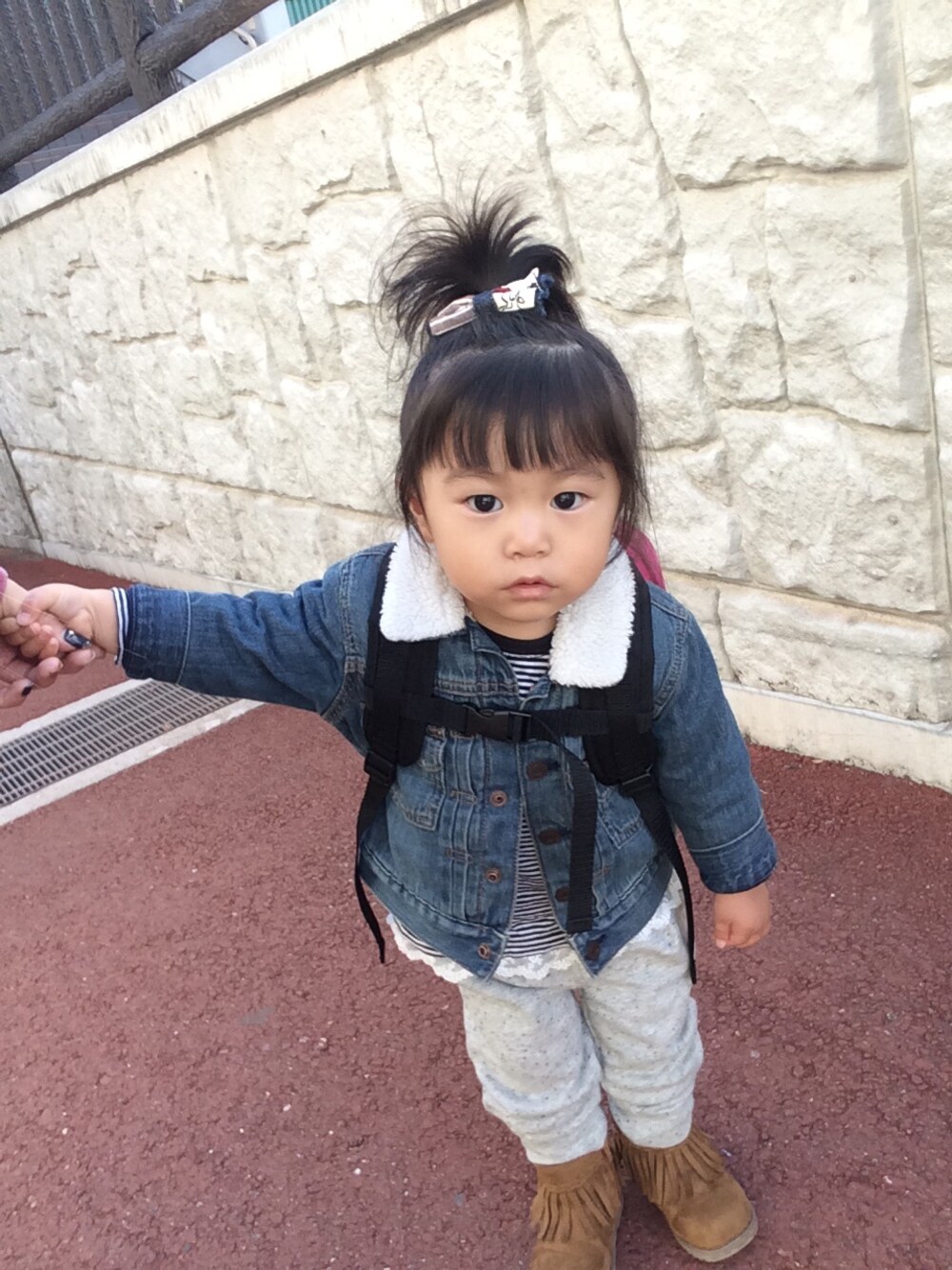 「動物園、スウェットパンツ、girl、GAP、カジュアル、babygap」｜「GAPのアイテム（デニムジャケット、ブルー系）」を使った、a.8877さん（キッズ・80cm）の冬コーディネートの1枚目の写真