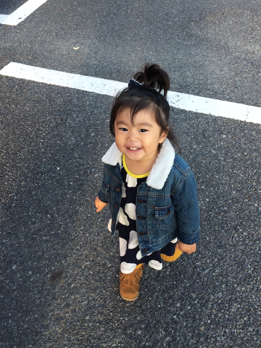 「GAP、babygap、ワンピース、西松屋、ポニーテール」｜「GAPのアイテム（デニムジャケット、ブルー系）」を使った、a.8877さん（キッズ・80cm）の冬コーディネートの1枚目の写真