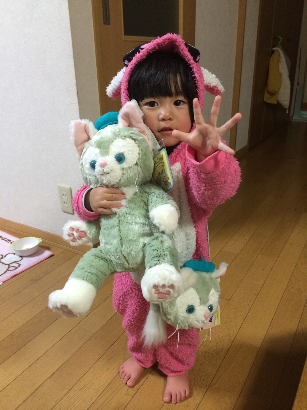 「ジェラトーニ、うさぎ、もこもこ、パジャマ」｜「西松屋のアイテム（つなぎ/オールインワン、ピンク系）」を使った、a.8877さん（キッズ・80cm）の冬コーディネートの1枚目の写真