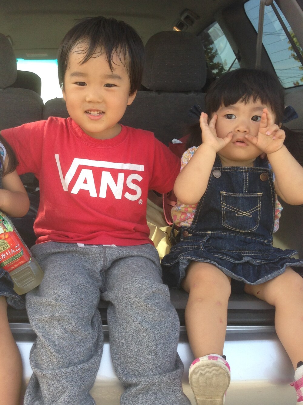 「公園、VANS、ワンピース、スウェットパンツ、花柄」｜「VANSのアイテム（Tシャツ/カットソー、レッド系）」を使った、a.8877さん（キッズ・110cm）の冬コーディネートの1枚目の写真
