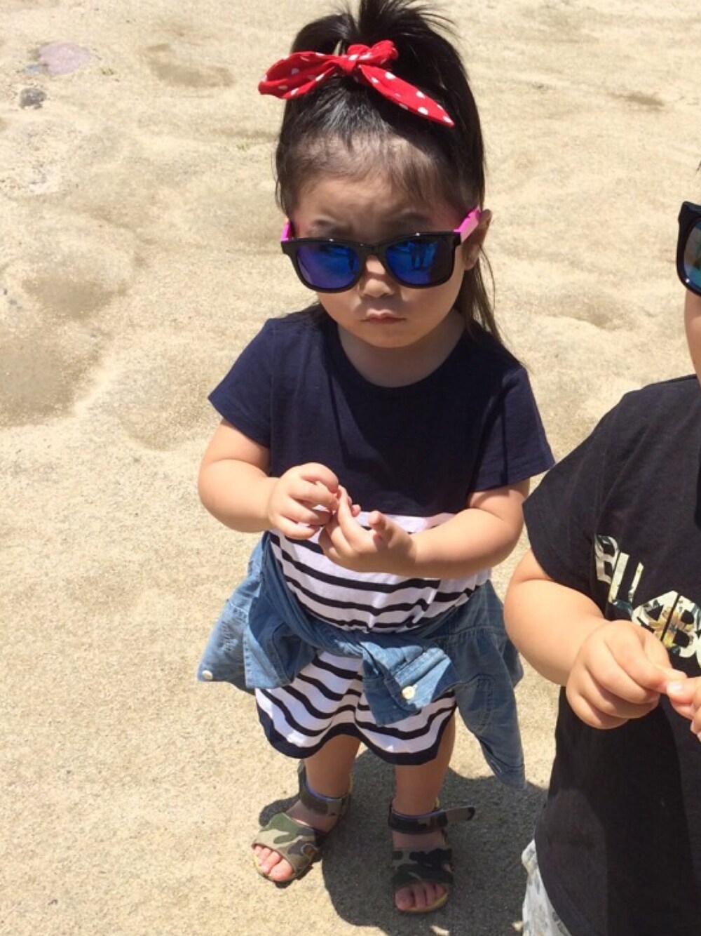「babygap、ミラーサングラス、ボーダー、Tシャツワンピ」｜「babyGAPのアイテム（ワンピース、ブルー系）」を使った、a.8877さん（キッズ・90cm）の夏コーディネートの1枚目の写真