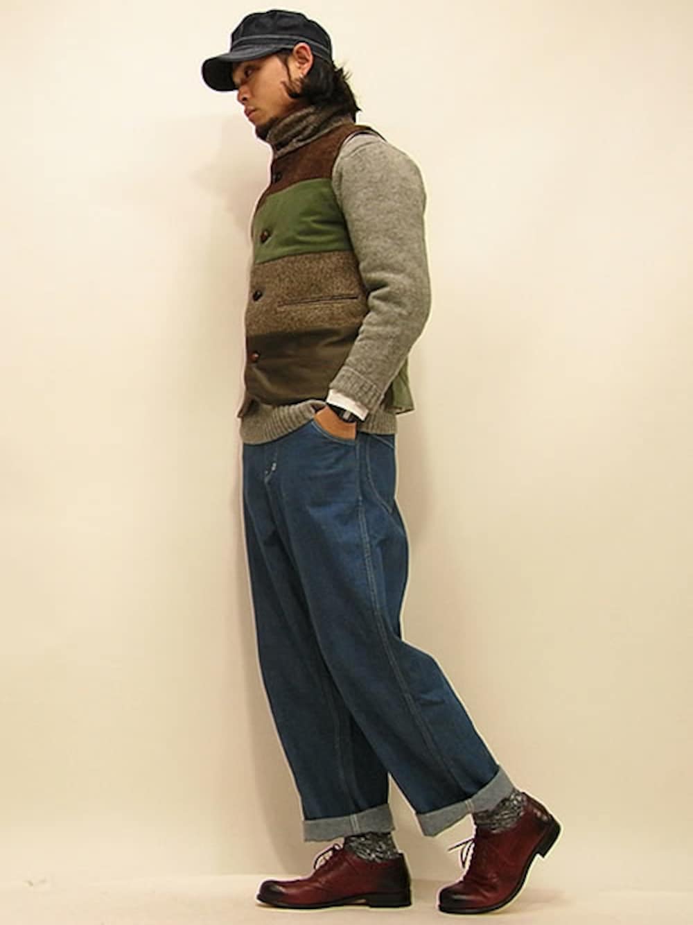 「 PADRONE、masterkey 、 NuGgETS」｜「masterkeyのハリスリメイクベスト（ベスト、グリーン系）」を使った、セキさん（メンズ・180cm）の冬コーディネートの1枚目の写真