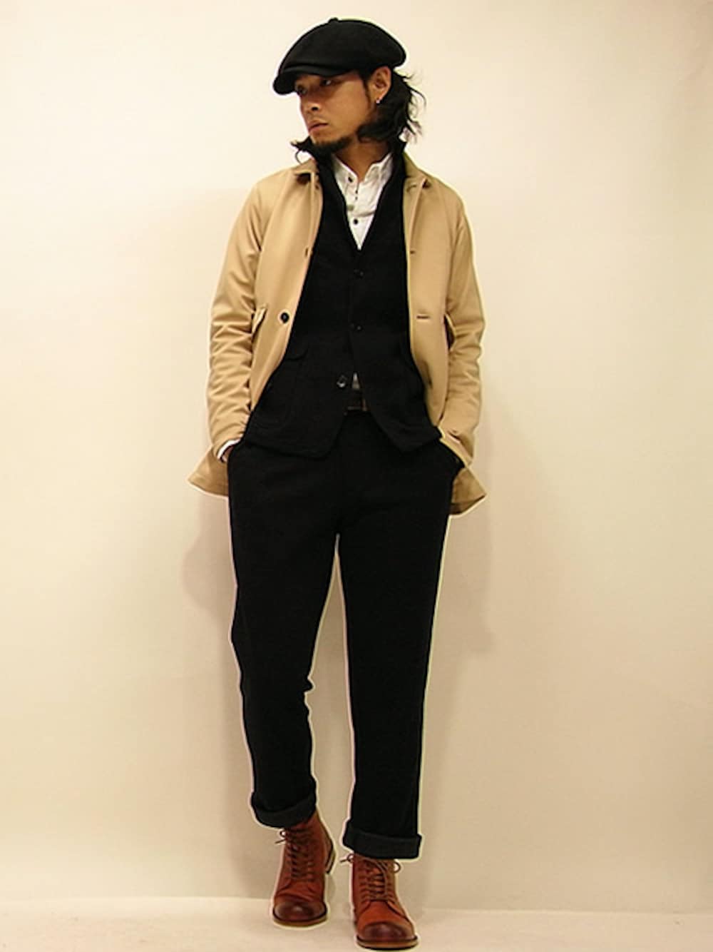 「curly、 PADRONE、 THEE OLD CIRCUS」｜「Curlyのデュアリティコート（ステンカラーコート、ベージュ系）」を使った、セキさん（メンズ・180cm）の冬コーディネートの1枚目の写真