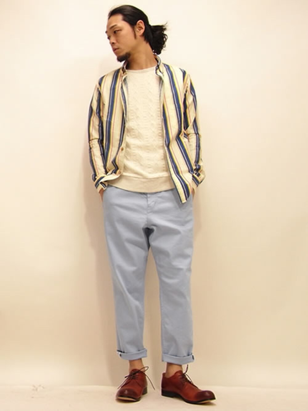 「ジプシーアンドサンズ、 ジャコメッティ、 スリーブラインドマイス」｜「GYPSY&SONSのストライプBDシャツ（シャツ/ブラウス、ベージュ系）」を使った、セキさん（メンズ・180cm）の冬コーディネートの1枚目の写真