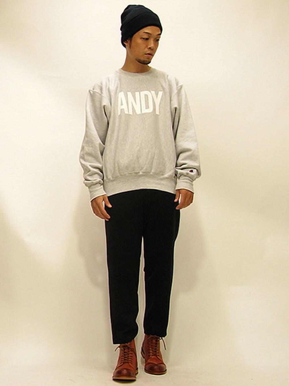 「 パドローネ、 スウェット、 ウールパンツ、 チャンピオン、ブルーチップ、 グッドオル、 レースアップブーツ、 アンクルカット、 バックジップ」｜「BLUE CHIPのクルーネックスウェット"ANDY"（スウェット、グレー系）」を使った、セキさん（メンズ・180cm）の秋コーディネートの1枚目の写真