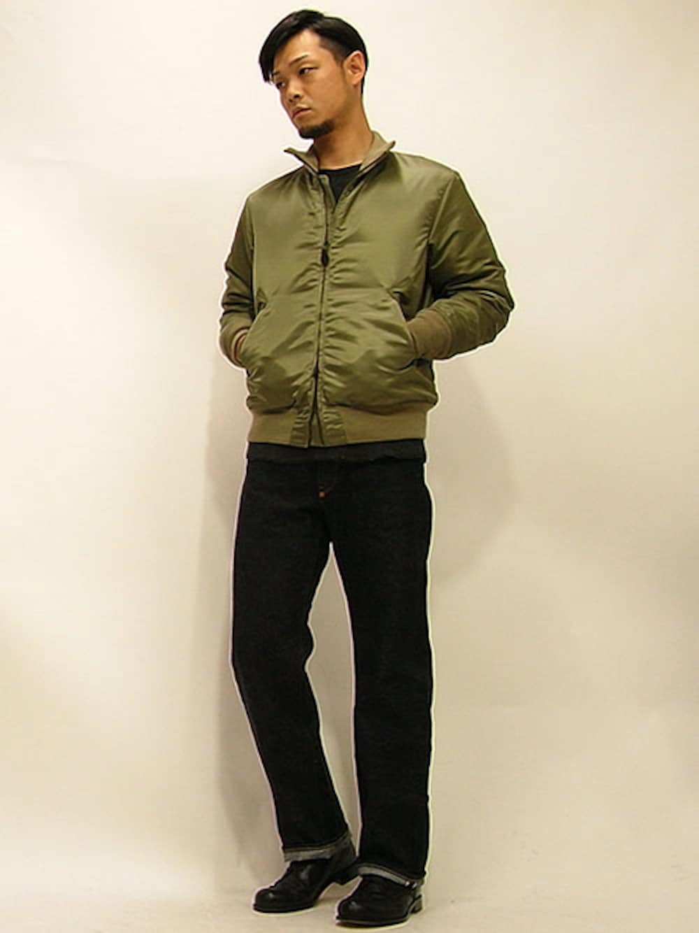「MA-1、 ミリタリー、 パドローネ、 ブルゾン、 デニムパンツ、 ウイングチップ、チャッカーブーツ、フィグベル、 ワッフル、 サーマル」｜「PHIGVELのアビエータージャケット（ミリタリージャケット、グリーン系）」を使った、セキさん（メンズ・180cm）の秋コーディネートの1枚目の写真