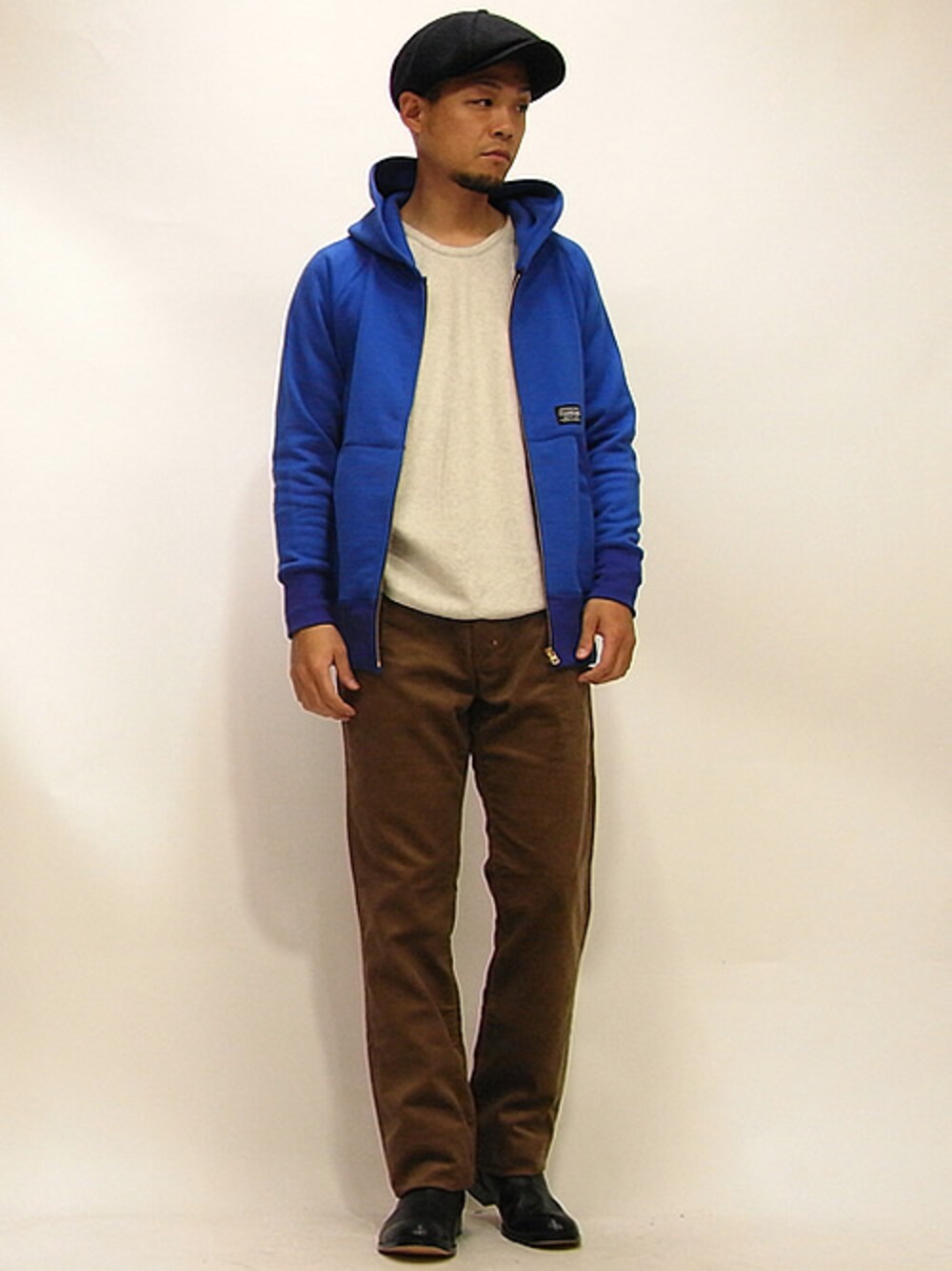 「 パドローネ、 ジップアップパーカー、 コーデュロイパンツ、 カーリー、 ブルーチップ、エンハーモニックタヴァーン、チェインギャング、 バックジップブーツ、 リップル、 ウールキャスケット」｜「CHAINGANGのヘビージップパーカー（パーカー、ブルー系）」を使った、セキさん（メンズ・180cm）の秋コーディネートの1枚目の写真