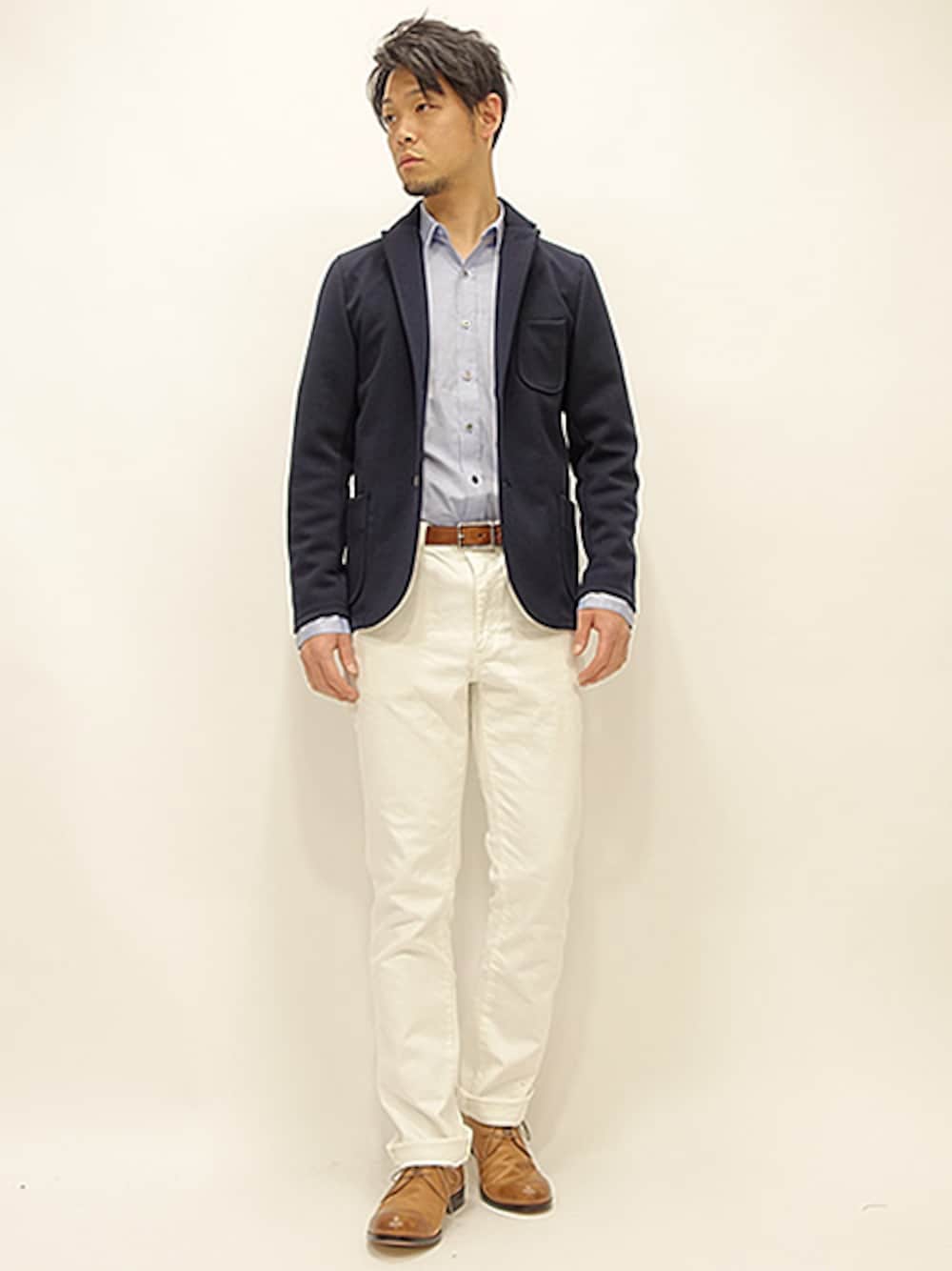 ブルー系のテーラードジャケット、ブルー系のシャツ/ブラウス、ホワイト系のデニムパンツを着用したメンズの冬コーディネートの1枚目の写真