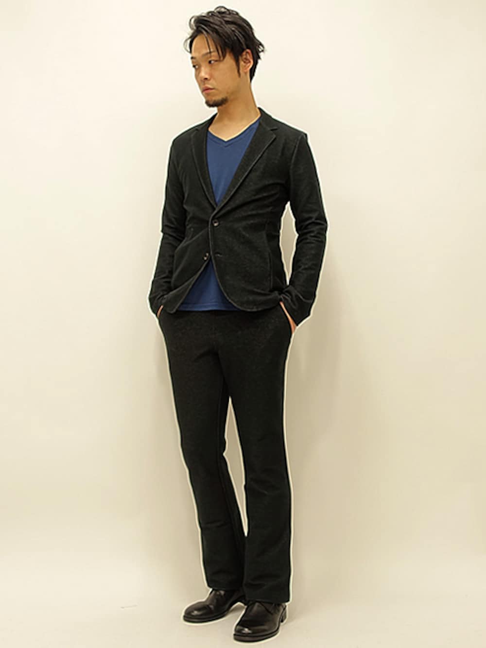 ブラック系のテーラードジャケット、ブルー系のTシャツ/カットソー、ブラック系のその他パンツを着用したメンズの春コーディネートの1枚目の写真