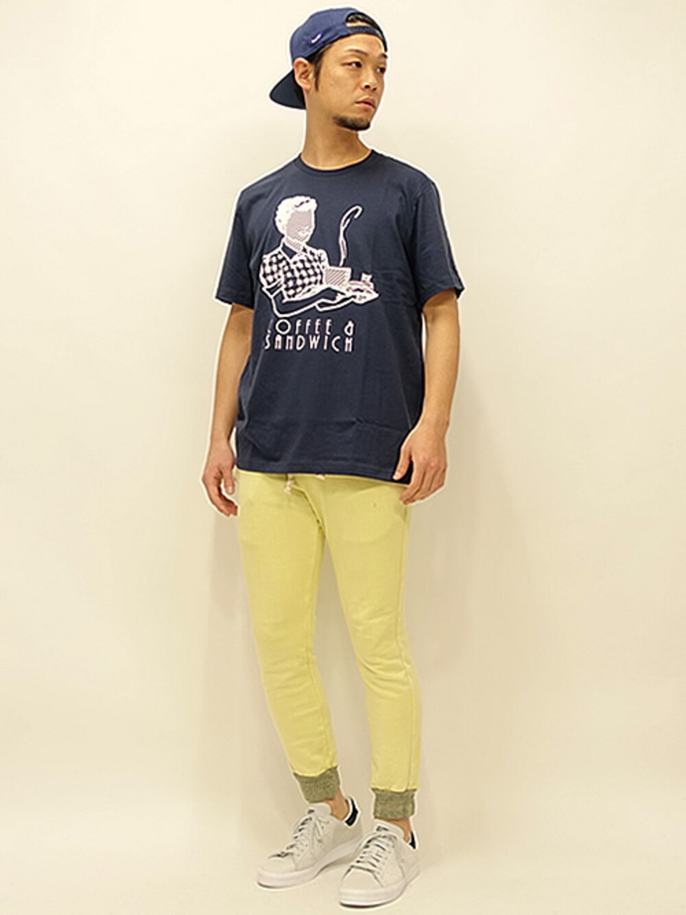 「プリントTシャツ、 スニーカー、 スウェットパンツ、 ジプシーアンドサンズ、アディダスオリジナルス、 ベースボールキャップ、ブルーチップ、 スタンスミス、 スタンスミスバルカ」｜「BLUE CHIPのプリントT"COFFEE"（Tシャツ/カットソー、ブルー系）」を使った、セキさん（メンズ・180cm）の春コーディネートの1枚目の写真